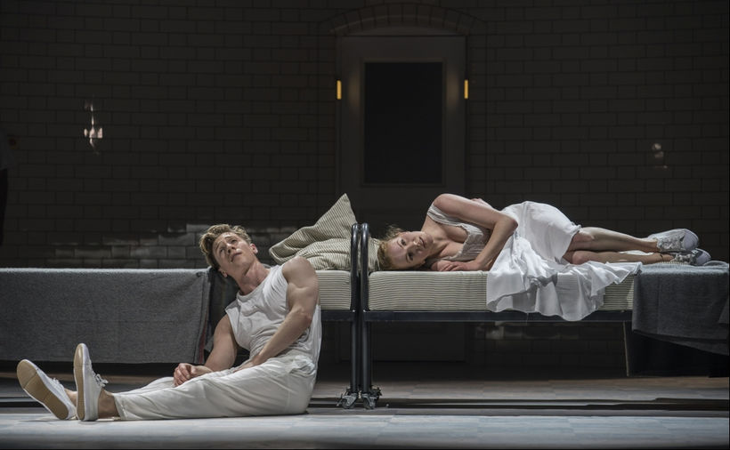Romeo + Juliet (Andy Monaghan, Seren Williams). Foto: Johan Persson.